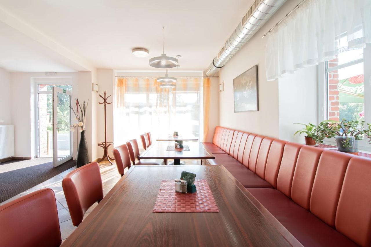 Restaurant & Penzion Avionika Kovářská Kültér fotó